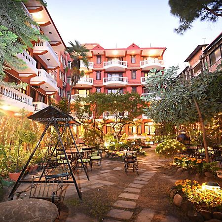 Nirvana Garden Hotel Kathmandu Buitenkant foto