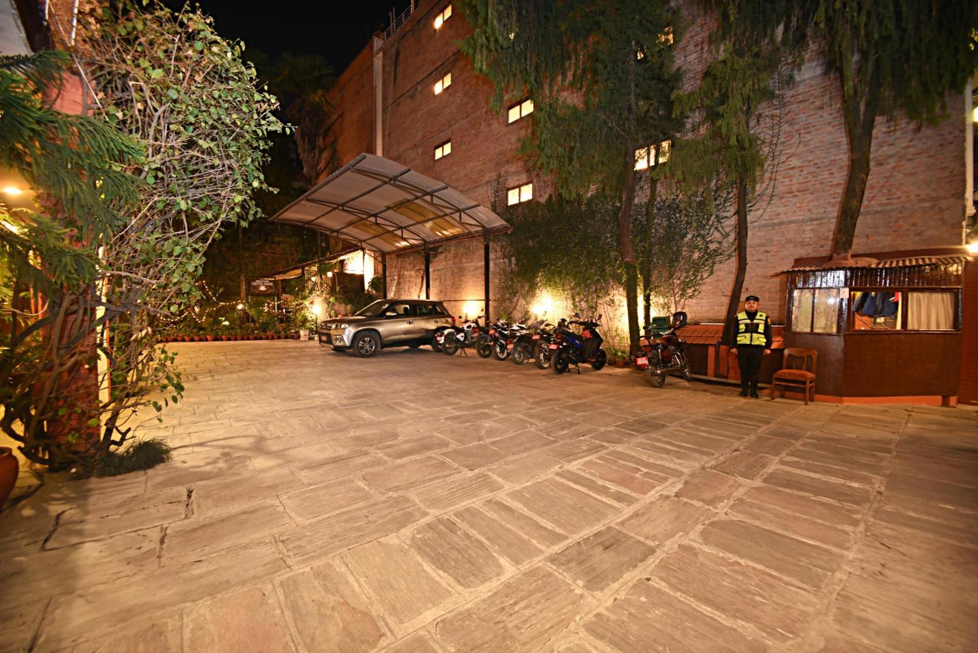 Nirvana Garden Hotel Kathmandu Buitenkant foto