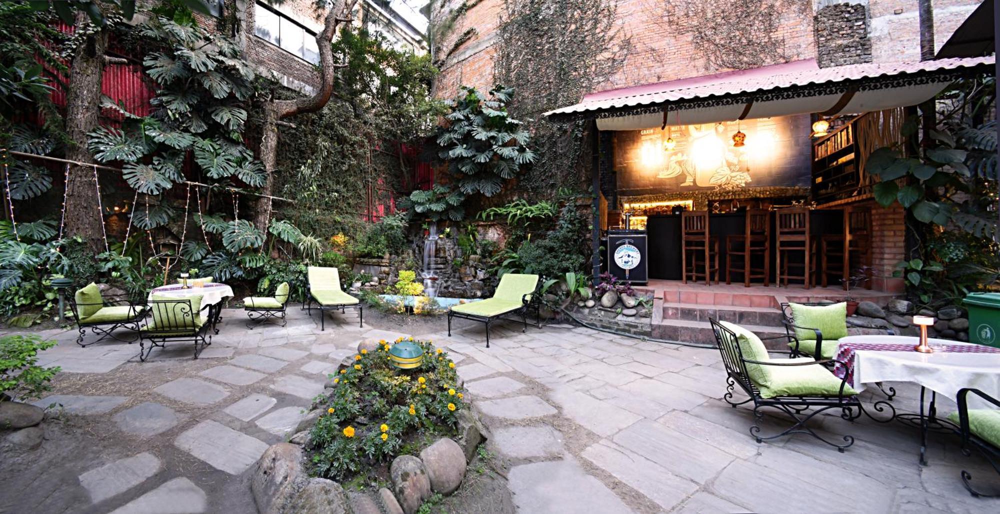 Nirvana Garden Hotel Kathmandu Buitenkant foto
