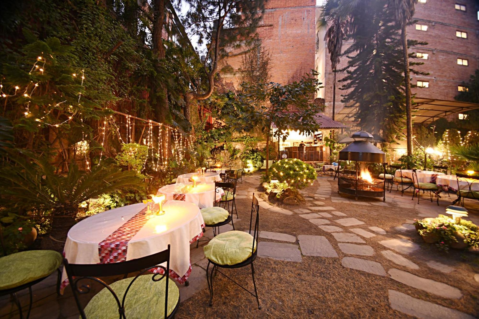 Nirvana Garden Hotel Kathmandu Buitenkant foto