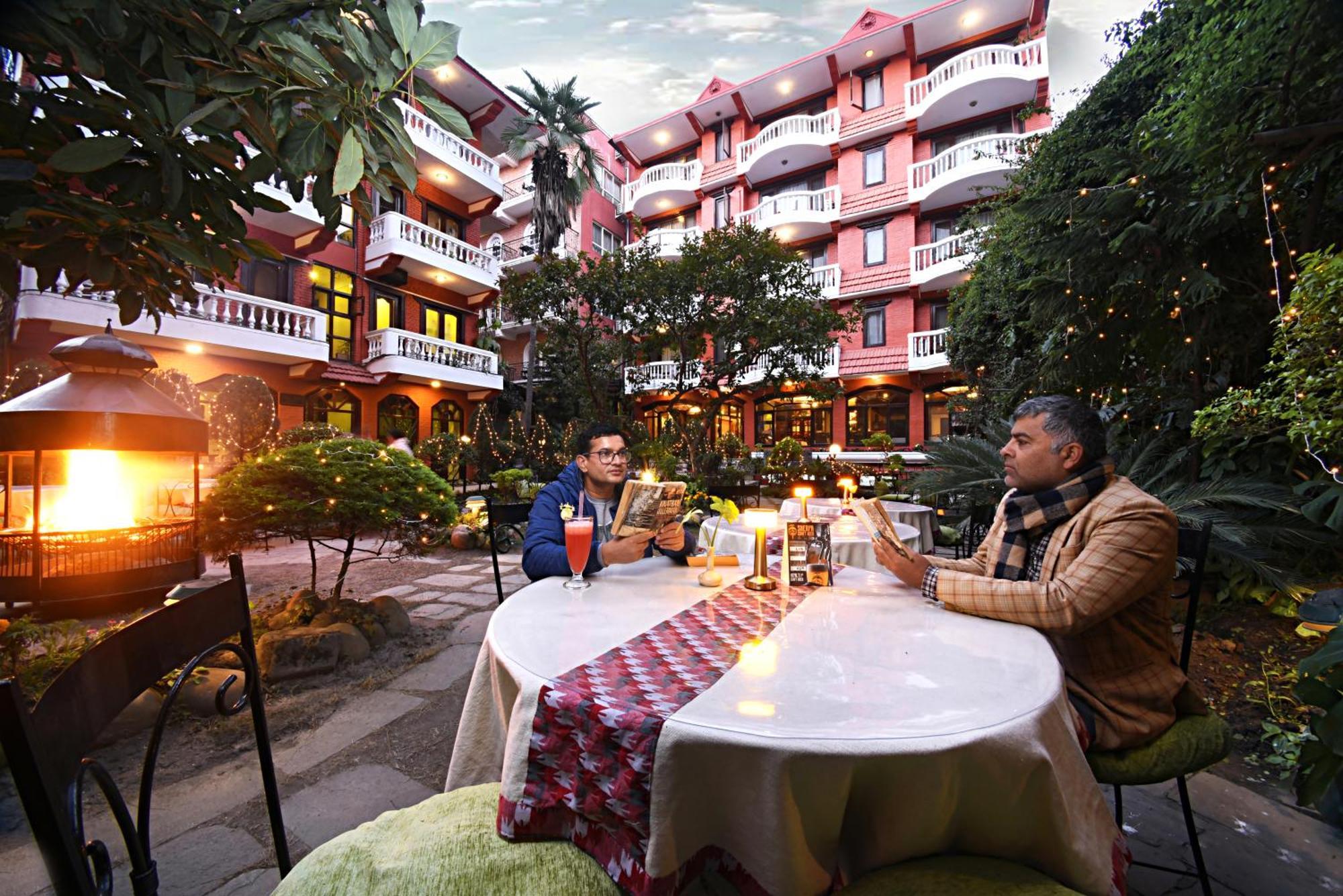 Nirvana Garden Hotel Kathmandu Buitenkant foto