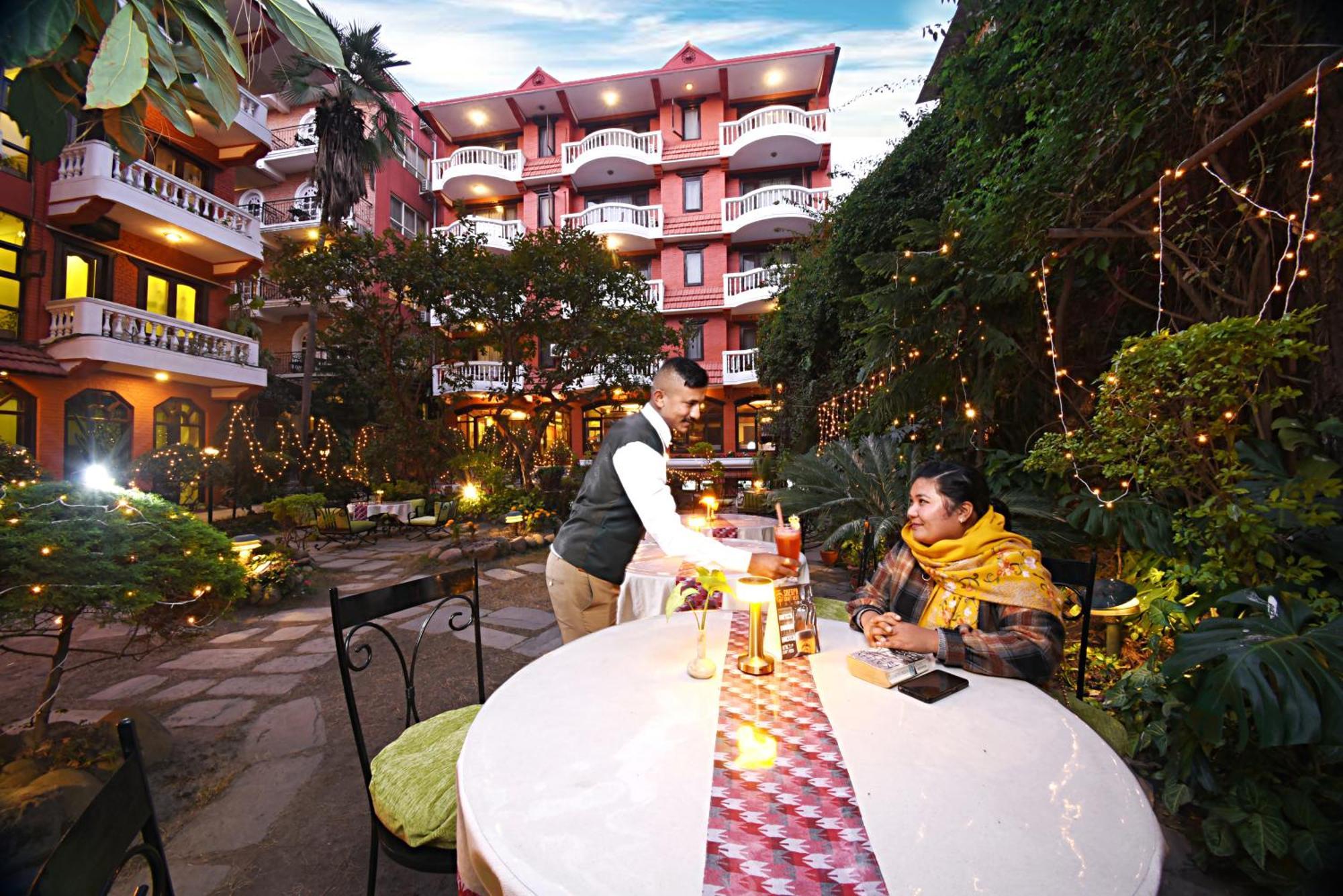 Nirvana Garden Hotel Kathmandu Buitenkant foto