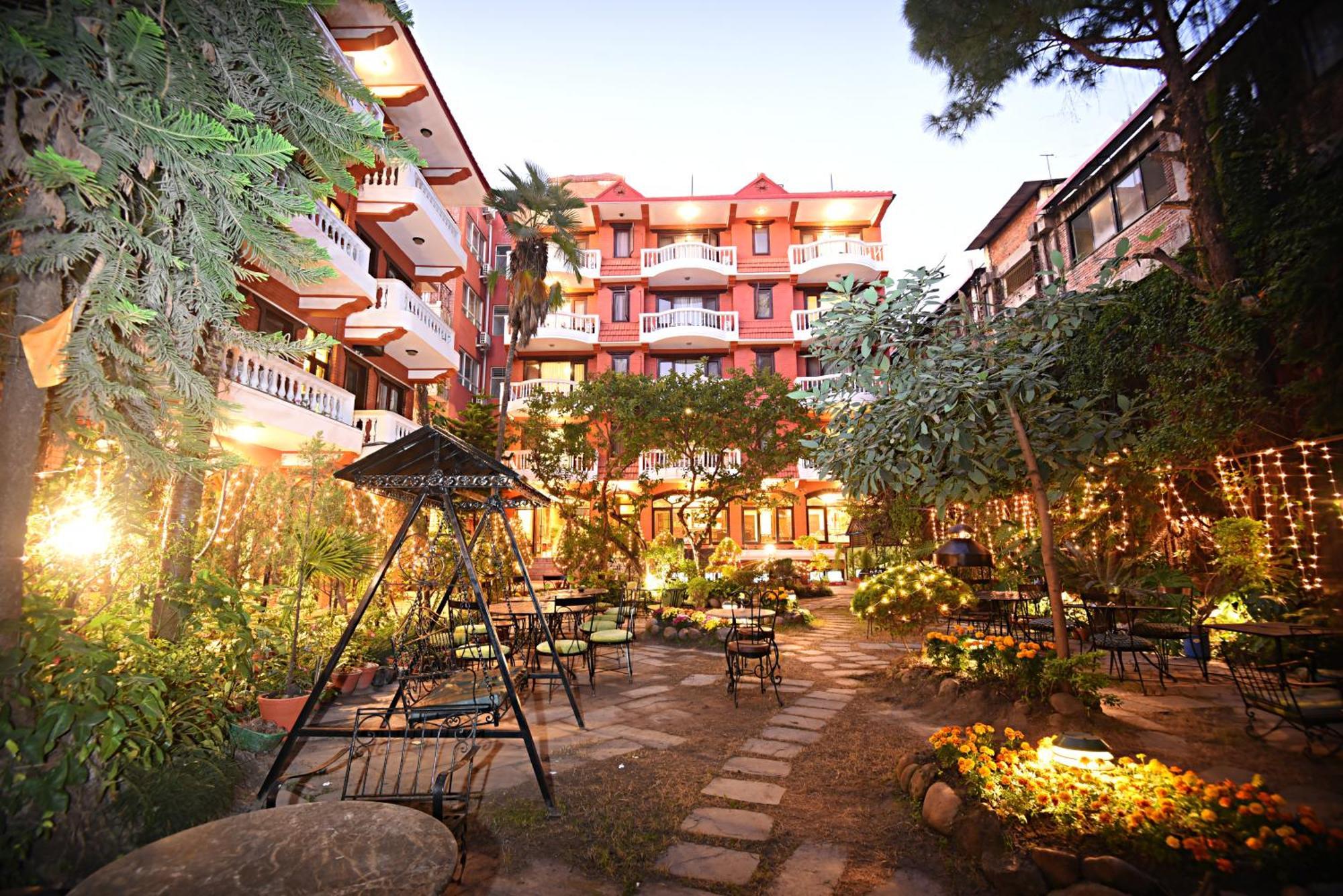 Nirvana Garden Hotel Kathmandu Buitenkant foto