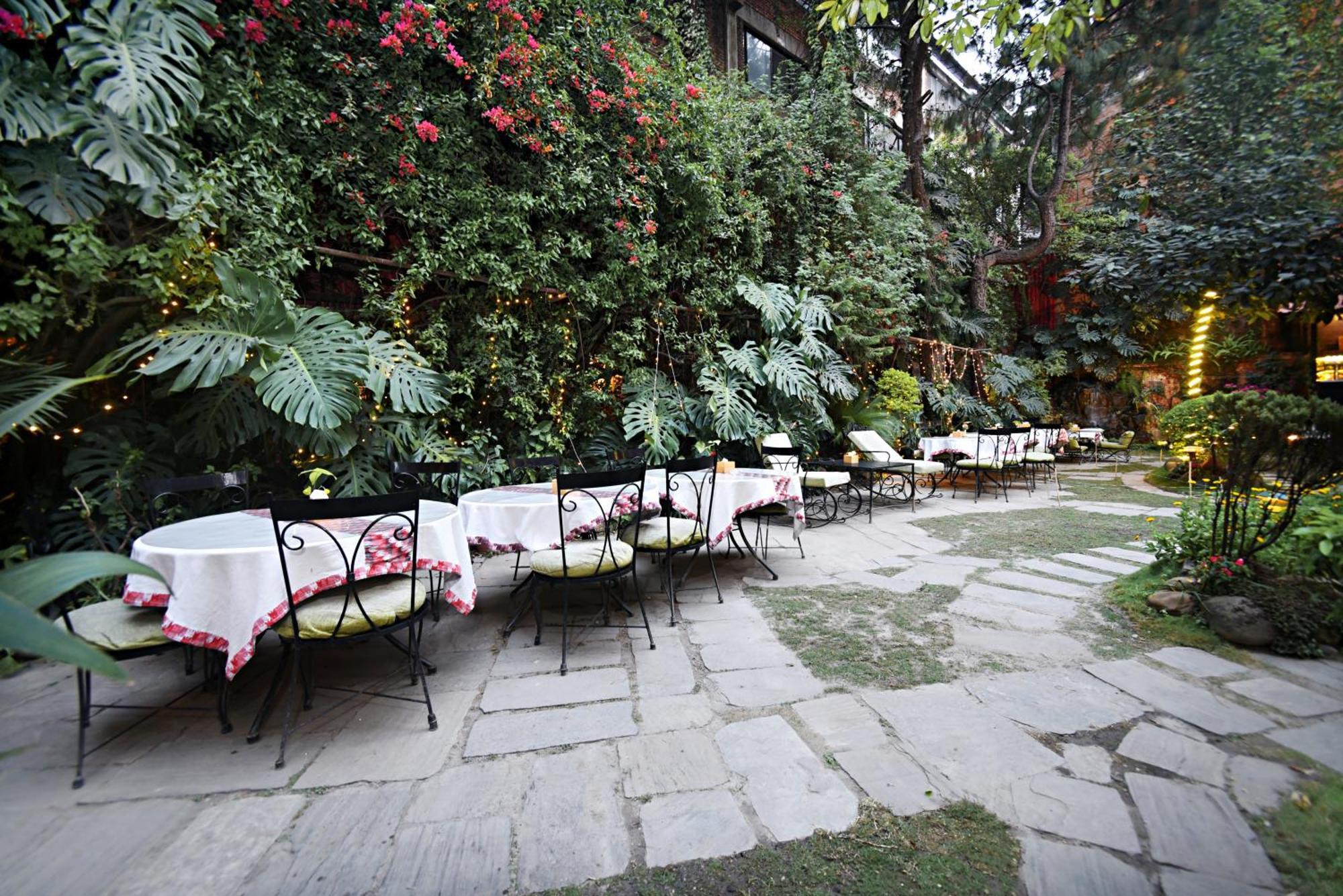 Nirvana Garden Hotel Kathmandu Buitenkant foto