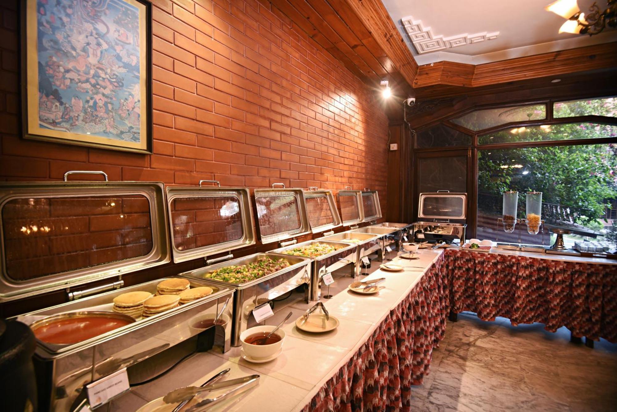 Nirvana Garden Hotel Kathmandu Buitenkant foto