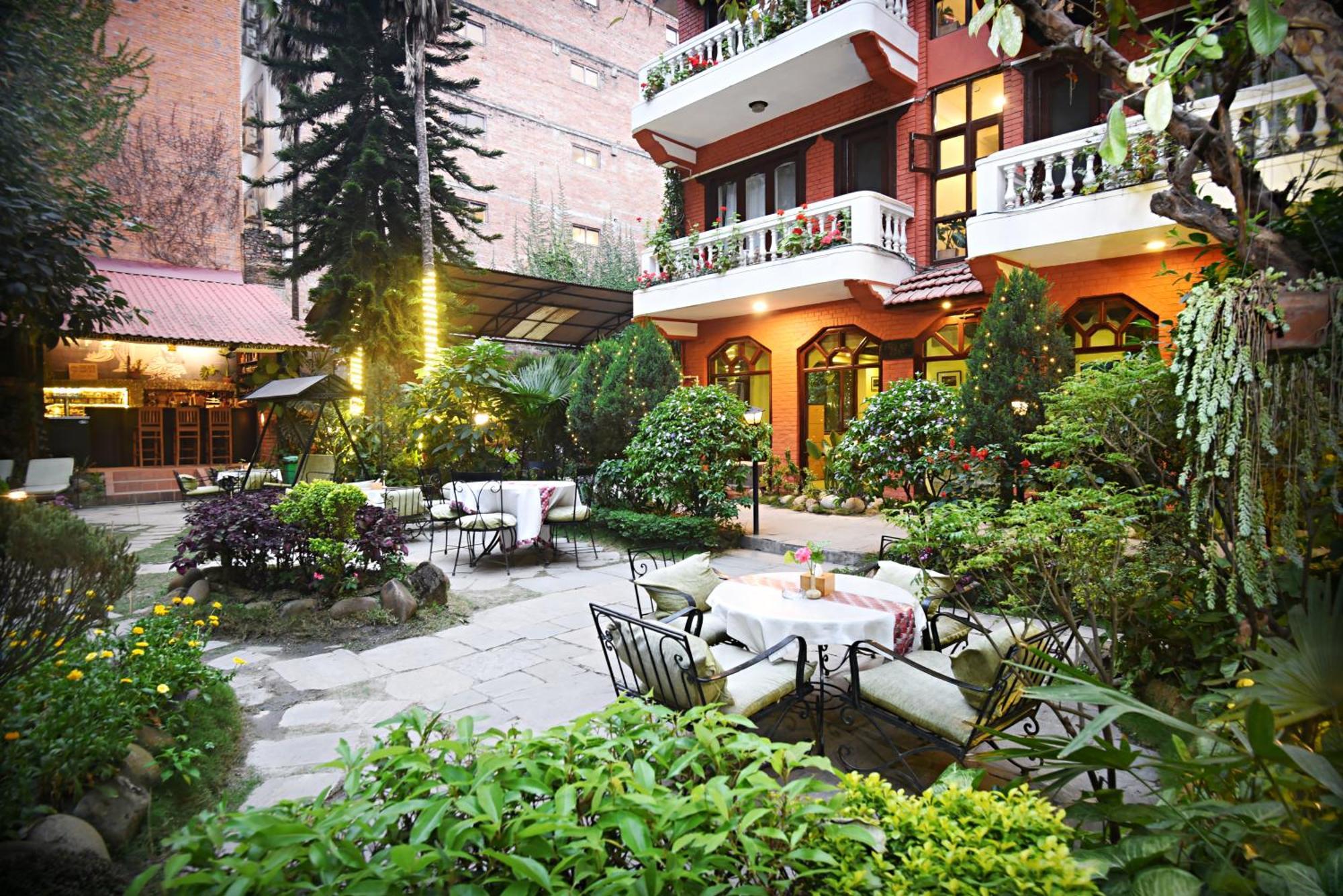 Nirvana Garden Hotel Kathmandu Buitenkant foto