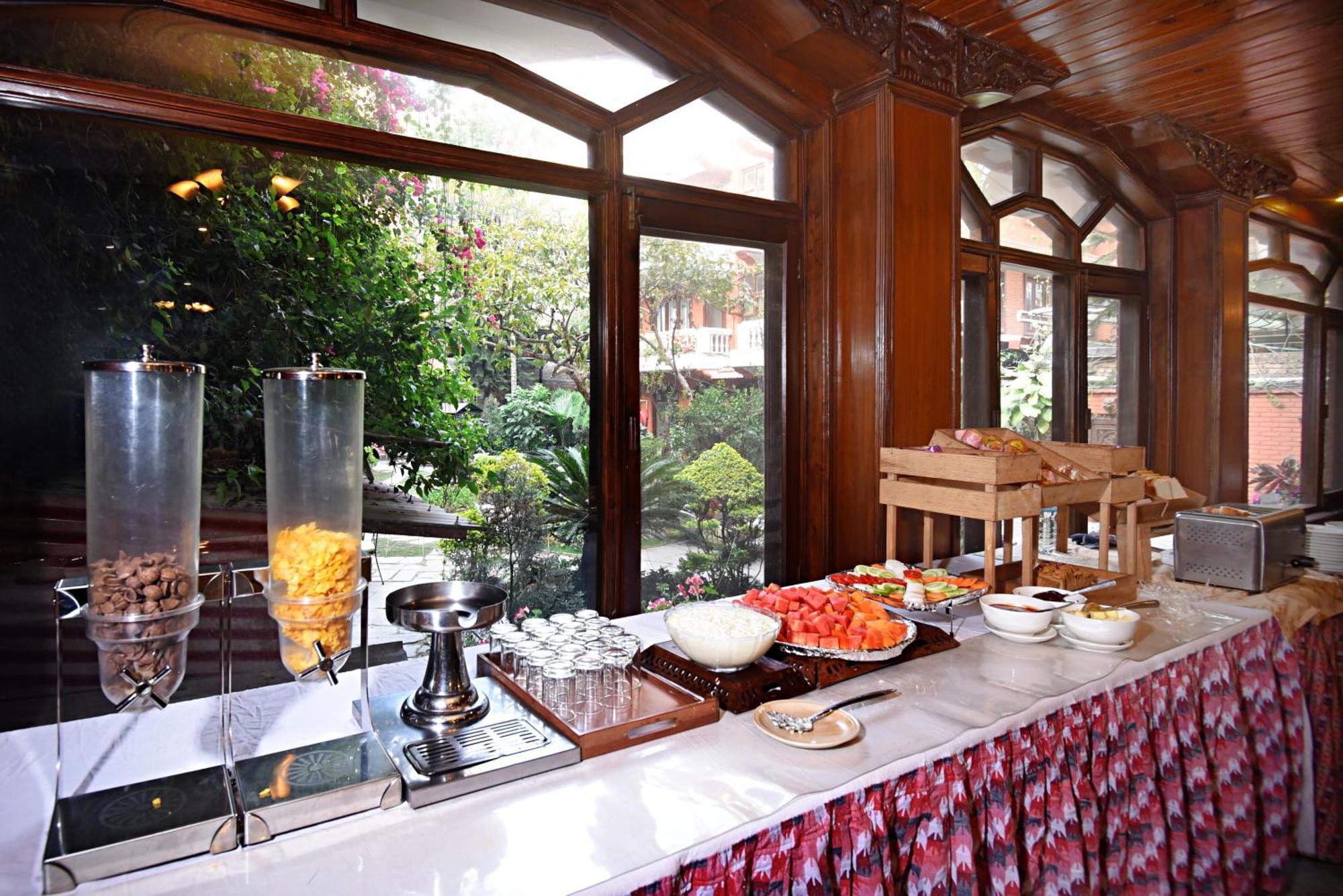 Nirvana Garden Hotel Kathmandu Buitenkant foto