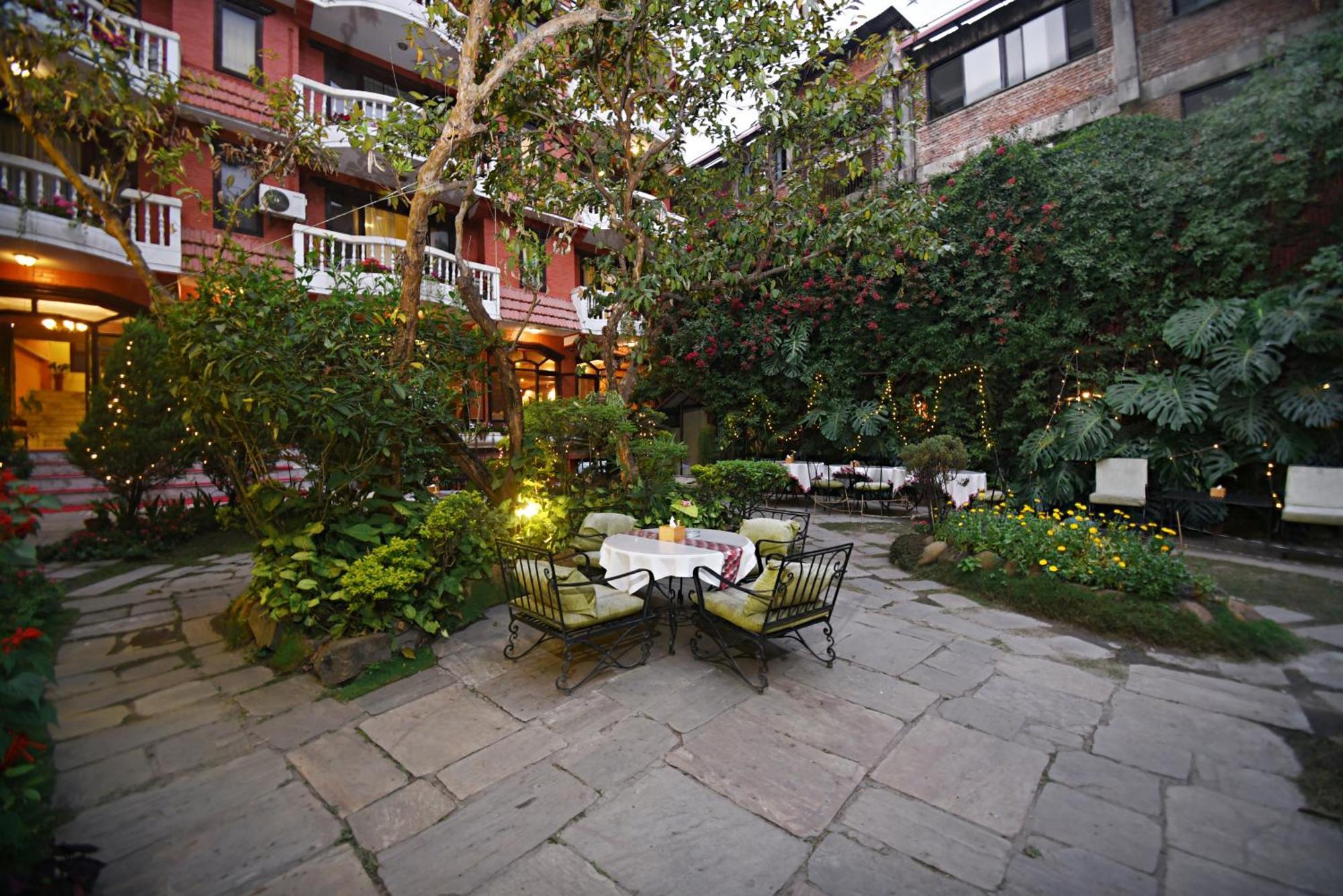 Nirvana Garden Hotel Kathmandu Buitenkant foto