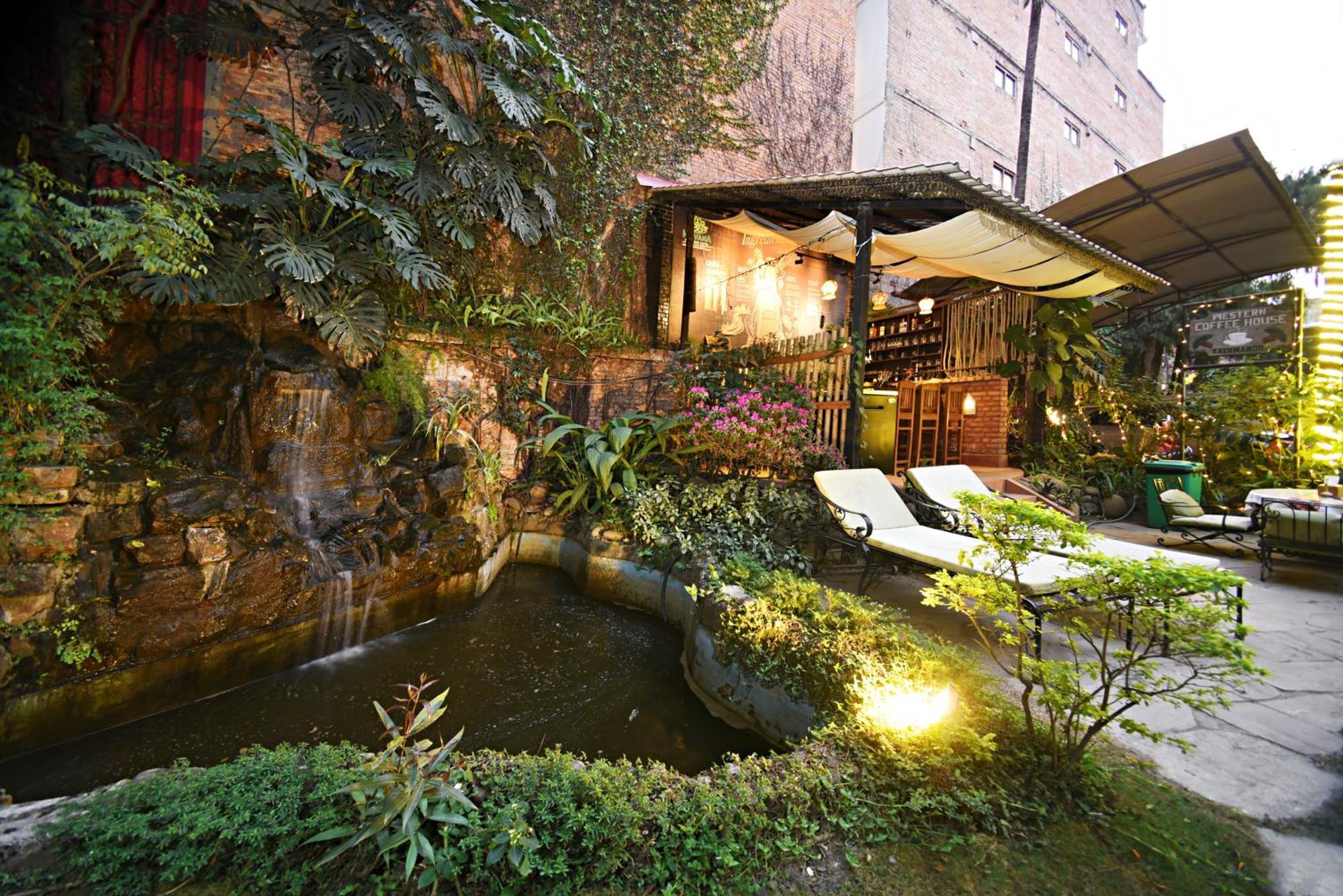 Nirvana Garden Hotel Kathmandu Buitenkant foto