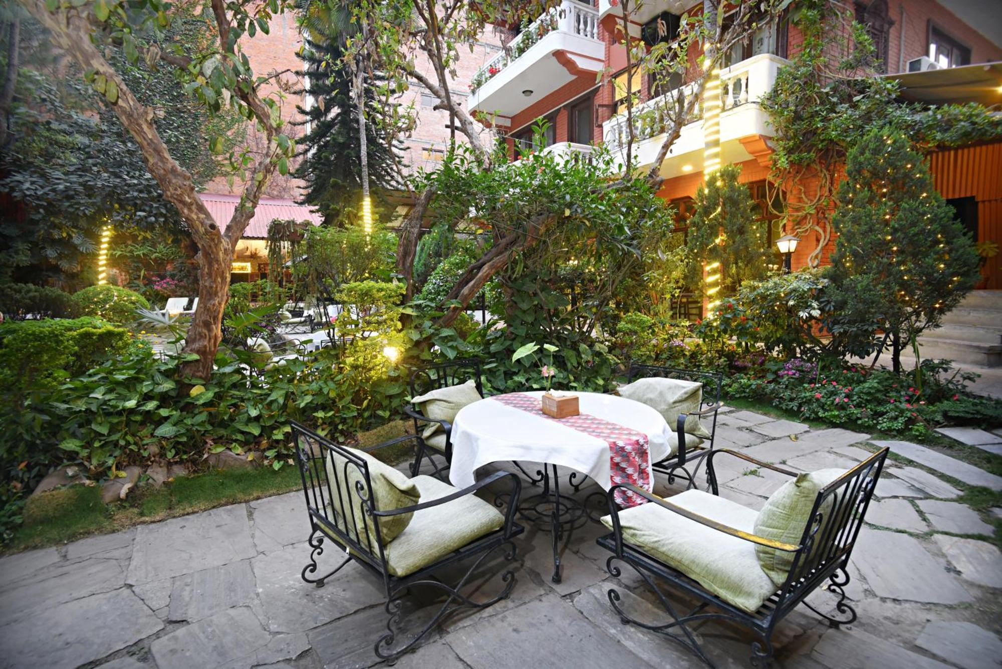 Nirvana Garden Hotel Kathmandu Buitenkant foto