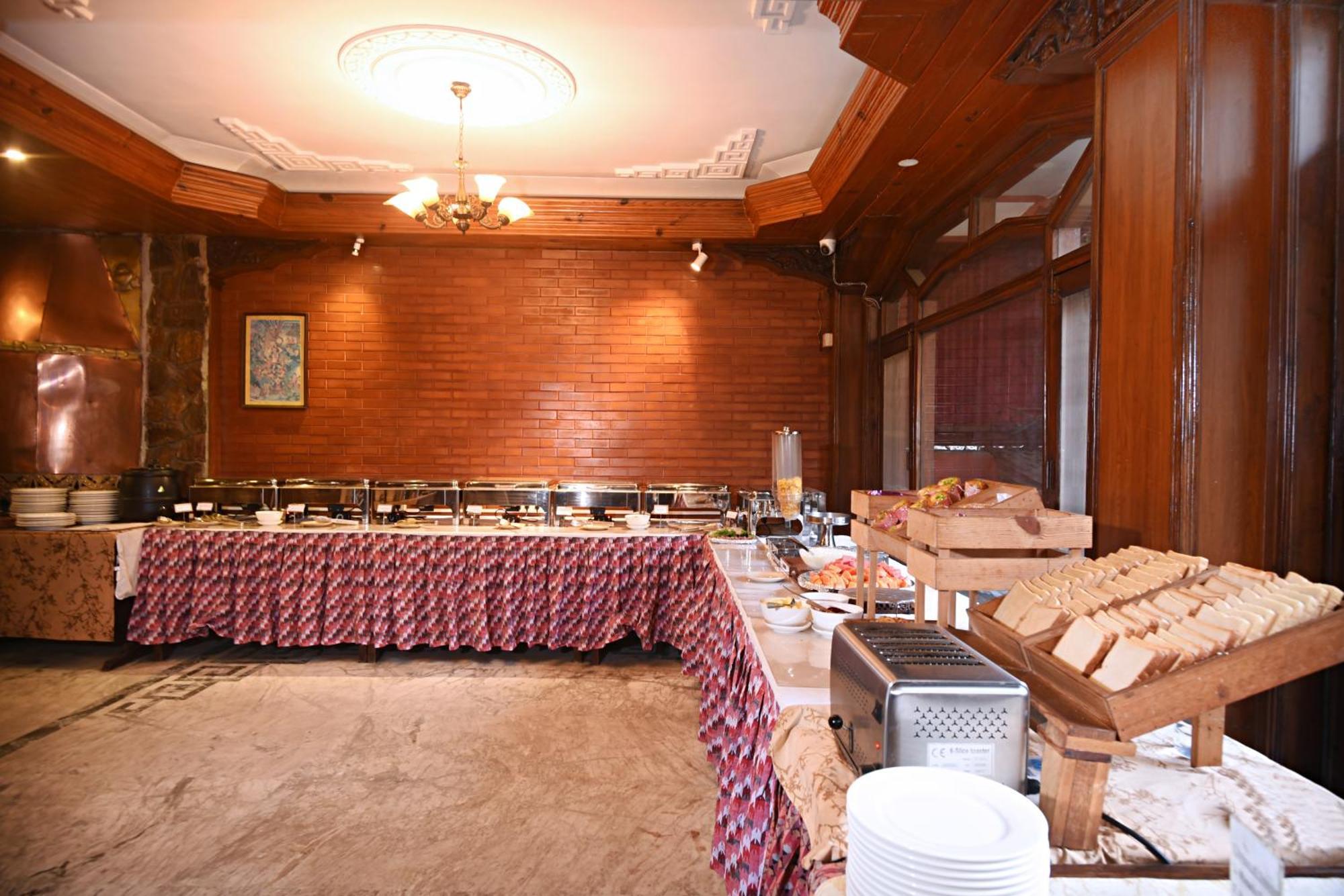 Nirvana Garden Hotel Kathmandu Buitenkant foto